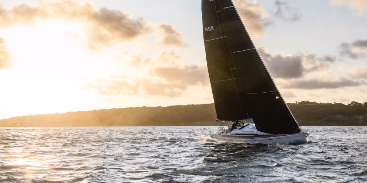 Zwarte zeilen van Tacksails – stijlvol, sterk en op maat gemaakt